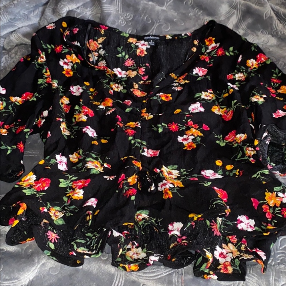 Black floral v neck flowy cropped top
